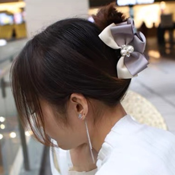 $20/2 Bow hair clip - Picture 1 of 1